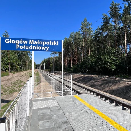 Budowa linii kolejowej z Rzeszowa na lotnisko w Jasionce [sierpień 2023] - fot 23
